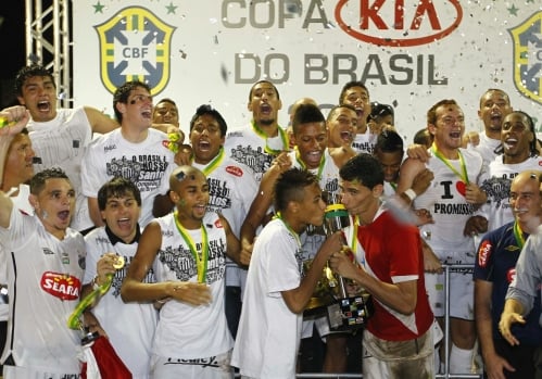 Neymar e Ganso, com camisa alusiva ao Pará, beijam taça no pódio dos campeões