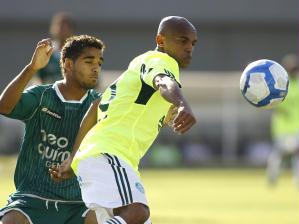 Ewerthon tenta dominar bola no Serra Dourada. Palmeiras empatou com o Goiás