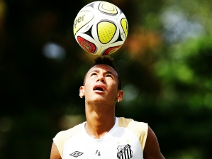 Neymar brinca com a bola no treino do Santos nesta quarta-feira no
 CT Rei Pelé