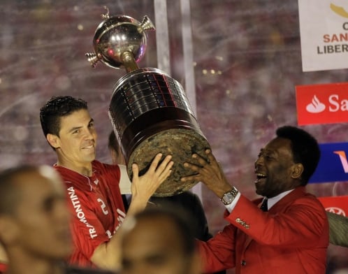 Capitão Bolivar recebe troféu da Libertadores das mãos de Pelé