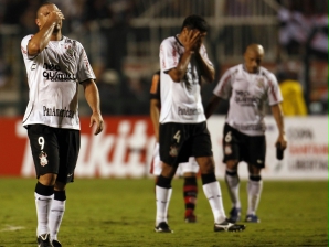 Jogadores do Corinthians lamentam eliminação para o Flamengo na Libertadores, em 5/5/2010