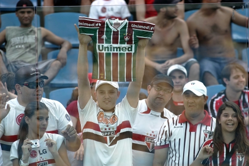 São-paulino mostra camisa do Fluminense, antes do jogo entre as equipes