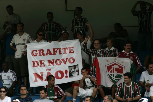 Cartaz lembra gols de Grafite pelo São Paulo em 2004, quando vitória do time evitou o rebaixamento do Corinthians no Paulistão daquele ano