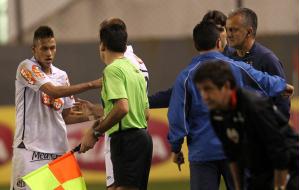 Neymar discutiu com o técnico Dorival Júnior ao final do jogo entre Santos e Atlético-GO