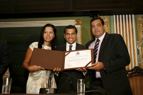 Daniel Alves é homenageado