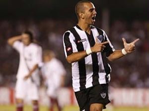 Diego Tardelli, do Atlético-MG, comemora após marcar gol contra o Fluminense