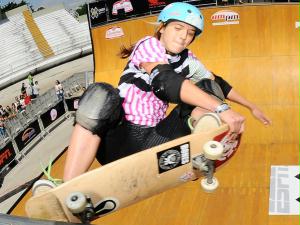 A brasileira Karen Jones foi a única mulher a competir entre os homens nas classificações do skat...