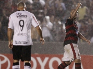 Ronaldo e Adriano durante jogo entre Flamengo e Corinthians, pelas oitavas da Libertadores 2010