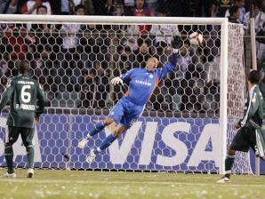 Marcos, do Palmeiras, tenta defender o chute