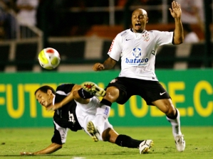 Roberto Carlos disputa lance