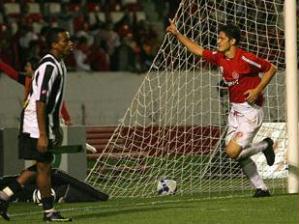 edu marca pelo inter contra o galo