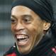 Ronaldinho marcou o segundo gol da vitória que classificou o Milan na Liga dos Campeões