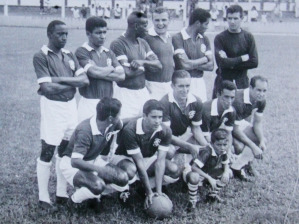 o Inter de Lages campeão estadual de 1965. Anacleto, o último agachado na foto, à direita, fez os...