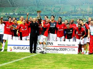 Internacional levanta a taça de campeão da Copa Suruga nesta quarta-feira, no Japão