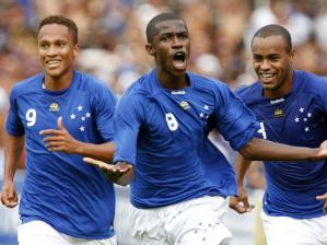 Cruzeiro comemora gol em clássico