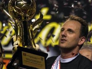 31/10/2007 - São Paulo 3 X 0 América-RN: Rogério Ceni carrega com orgulho a taça de campeão