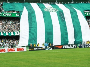 Torcida do Coritiba estende uma bandeira gigante no Estádio Couto Pereira, em Curitiba-PR, durant...