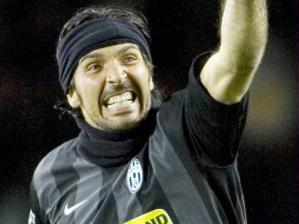 O goleiro da Juventus, Buffon, comemora a importante vitória de sua equipe sobre o Napoli. Leia mais